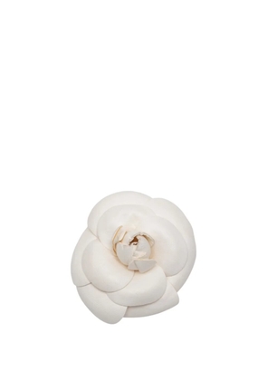 CHANEL Pre-Owned 1970-1980 Leather Camellia Brooch costume brooch - White