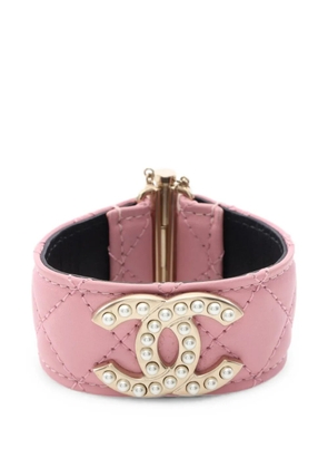 CHANEL Pre-Owned 2018 CC faux-pearl quilted bracelet - Pink