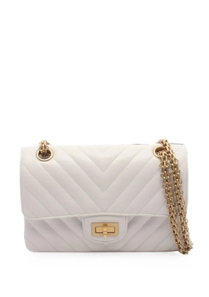 CHANEL Pre-Owned 2010s 2.55 Chevron V-stitch shoulder bag - White