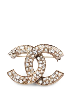 CHANEL Pre-Owned 2013 Coco Mark rhinestone brooch - Gold
