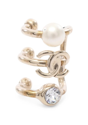 CHANEL Pre-Owned 2022 CC faux-pearl embellished ear cuff - Gold