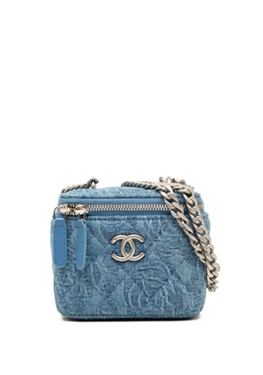 CHANEL Pre-Owned 2021-2026 Mini Quilted Denim Camellia Sweetheart Vanity Case With Chain crossbody bag - Blue