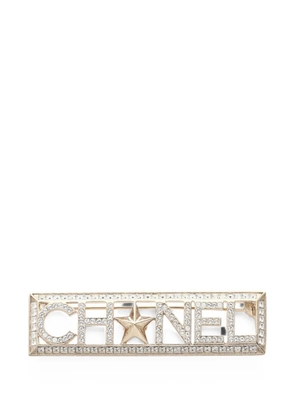 CHANEL Pre-Owned 2017 rhinestone logo brooch - Gold