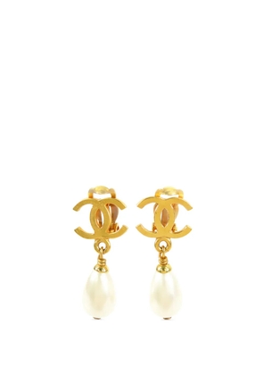 CHANEL Pre-Owned 1995 CC Gold Plated Faux Pearl Dangle Clip On Earrings costume earrings
