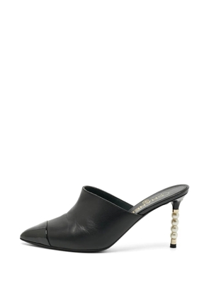 CHANEL Pre-Owned CC pearl-embellished mules - Black