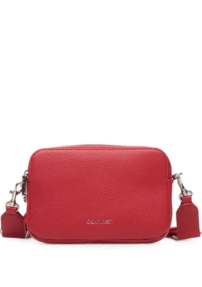 Calvin Klein logo-strap pebbled-effect crossbody bag - Red