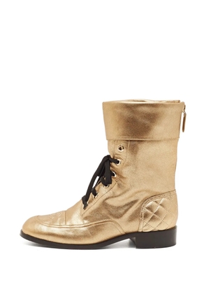 CHANEL Pre-Owned quilted CC combat boots - Gold