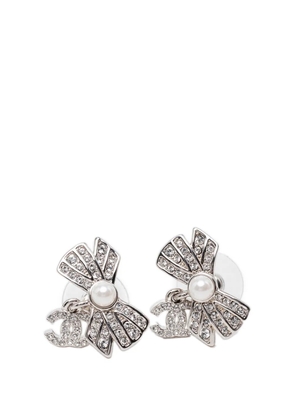 CHANEL Pre-Owned 2022 Brass Strass and Faux Pearl Bow CC Drop Bullet Back Earrings costume earrings - Silver