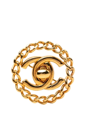 CHANEL Pre-Owned 1997 CC Gold Plated Turn Lock Chain Round Brooch costume brooch