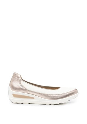 ARA metallic-effect wedge pumps - White