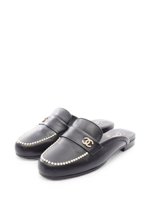 CHANEL Pre-Owned 1986-1988 pearl-embellished CC mule sandals - Black