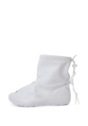 Comme Des Garçons Air Chukka Moc boots - White