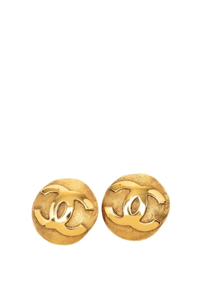 CHANEL Pre-Owned 1980-1990 CC Gold Plated Round Clip On Earrings costume earrings