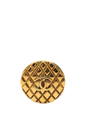 CHANEL Pre-Owned 1980-1990 CC Gold Plated Quilted Round Brooch costume brooch
