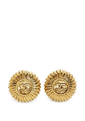CHANEL Pre-Owned 1993 CC medallion earrings - Gold