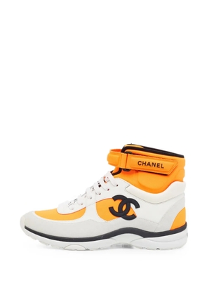 CHANEL Pre-Owned CC high-top sneakers - Orange