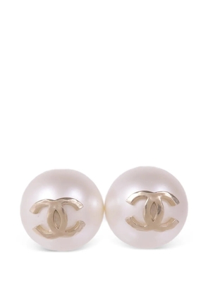 CHANEL Pre-Owned CC faux-pearl earrings - White