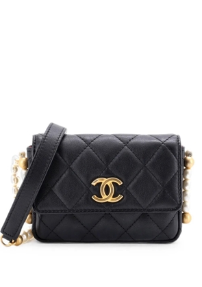CHANEL Pre-Owned About Pearls Flap Card Holder with Chain Quilted Calfskin crossbody bag - Black