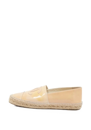 CHANEL Pre-Owned CC patent-leather espadrilles - Neutrals