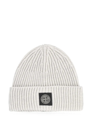 Stone Island logo-patch beanie hat - Grey