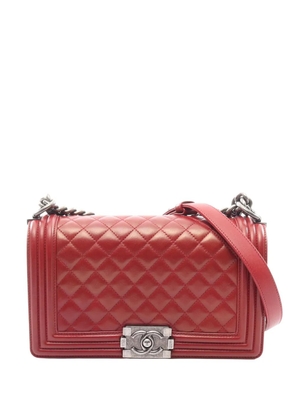CHANEL Pre-Owned 2013-2014 Old Medium Quilted Lambskin Boy Flap crossbody bag - Red