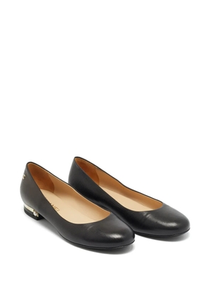 CHANEL Pre-Owned CC pearl-detail ballet flats - Black