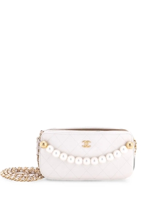 CHANEL Pre-Owned Chic Pearls Double Zip Clutch with Chain Quilted Lambskin crossbody bag - White