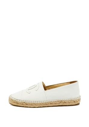 CHANEL Pre-Owned cap-toe patent-finish espadrilles - White