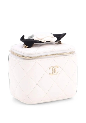 CHANEL Pre-Owned Camellia Bow Vanity Case with Chain Quilted Lambskin Mini crossbody bag - White