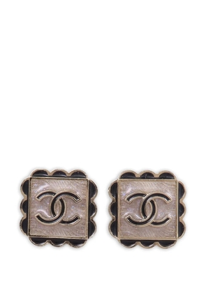 CHANEL Pre-Owned CC scalloped earrings - Gold