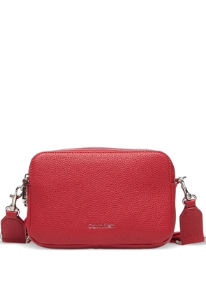 Calvin Klein logo-strap pebbled-effect crossbody bag - Red