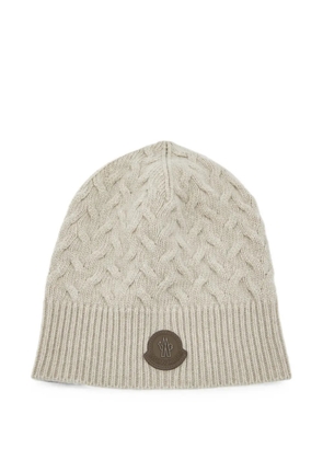 Moncler cable-knit logo-patch beanie hat - Neutrals
