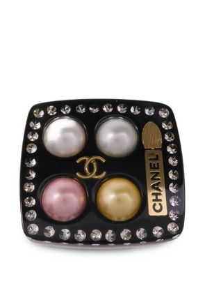 CHANEL Pre-Owned CC faux-pearl brooch - Black