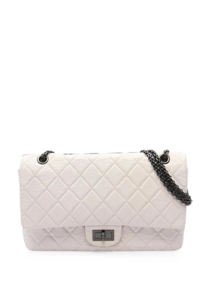 CHANEL Pre-Owned 2008-2009 maxi 2.55 matelasse Mademoiselle shoulder bag - White
