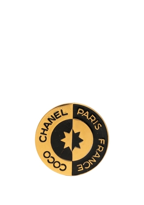 CHANEL Pre-Owned 1950-1970 Gold Plated Enamel Coco Star Logo Round Brooch costume brooch