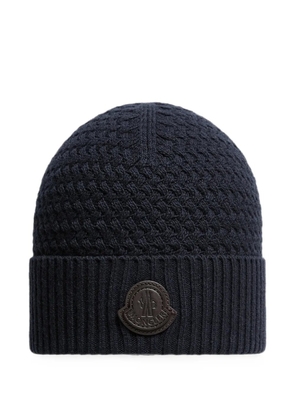Moncler logo-patch cable-knit beanie hat - Blue