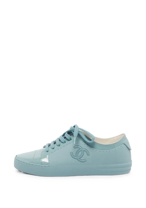 CHANEL Pre-Owned interlocking-CC sneakers - Blue