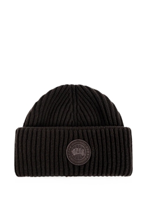 Canada Goose logo-patch ribbed-knit beanie hat - Brown