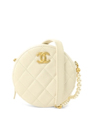CHANEL Pre-Owned quilted pearl-chain cross body bag - Neutrals