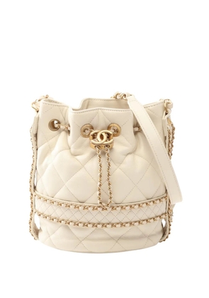 CHANEL Pre-Owned 2019 CC Quilted Lambskin Chain Around Drawstring bucket bag - White