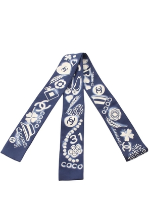 CHANEL Pre-Owned 20th Century Coco Charms Print Silk Slim Bandeau Scarf scarves - Blue