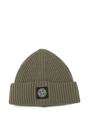 Stone Island logo-patch ribbed beanie hat - Green