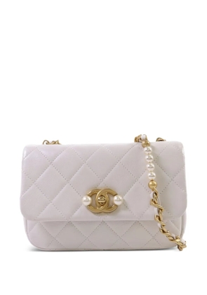 CHANEL Pre-Owned CC pearl-details quilted leather shoulder bag - White