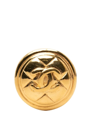 CHANEL Pre-Owned 1970-1980 CC Gold Plated Quilted Round Brooch costume brooch