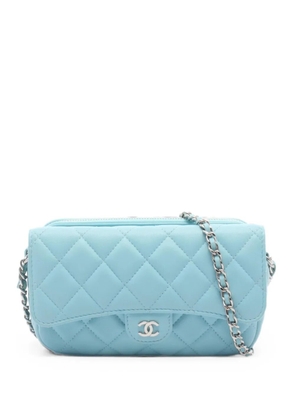 CHANEL Pre-Owned 2021-2022 matelassé chain cross body bag - Blue