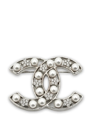 CHANEL Pre-Owned CC faux-pearl brooch - Silver