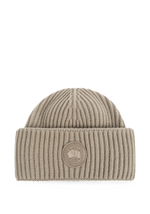 Canada Goose ribbed-knit logo-patch beanie hat - Neutrals