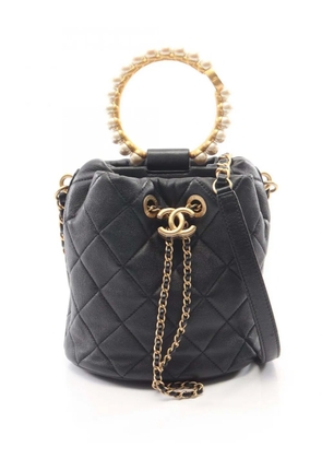 CHANEL Pre-Owned 2021-2026 Quilted Lambskin Pearl Crown Drawstring bucket bag - Black