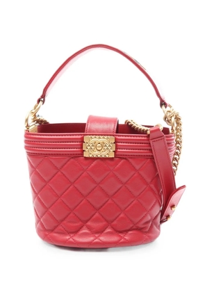 CHANEL Pre-Owned 2020-2021 Boy Chanel two-way quilted leather tote bag - Red