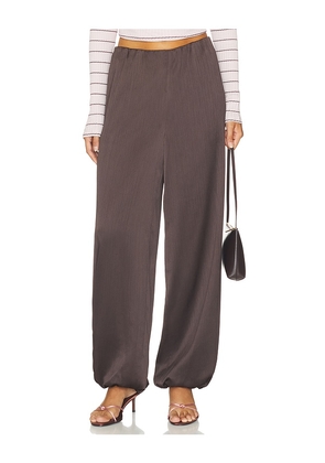 Vince Mid Waist Plisse Crinkle Pant in Brown. Size XS. Also in S, M, L.